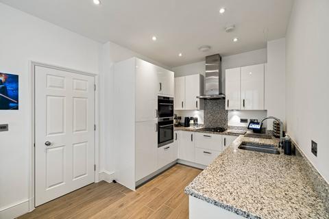 5 Sparrowhawk Way, Whitfield, Dover, CT16 3GZ