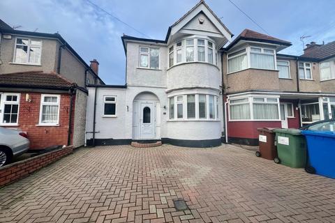 3 bedroom end of terrace house to rent, Drake Road, Harrow HA2