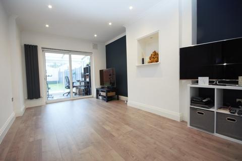 3 bedroom end of terrace house to rent, Drake Road, Harrow HA2