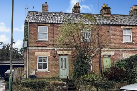 3 bedroom end of terrace house to rent, West Street, Warminster