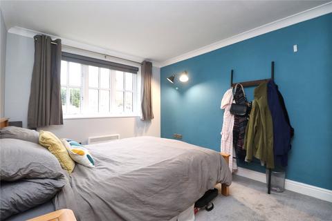 2 bedroom flat for sale, Kingfisher Court, Woking GU21