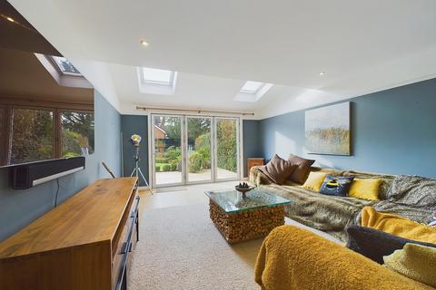 1 Warnham Road, Horsham, RH12 2QS