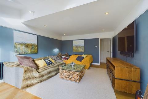 1 Warnham Road, Horsham, RH12 2QS