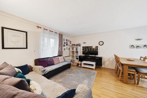 15 Walker Close, London, N11 1AQ