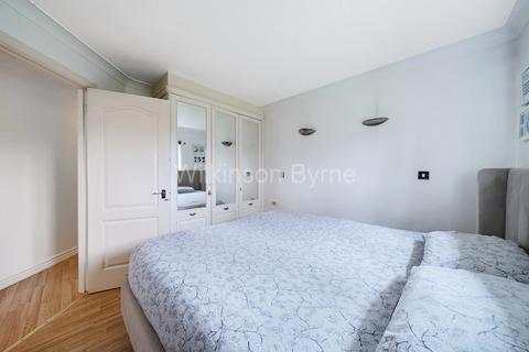 15 Walker Close, London, N11 1AQ