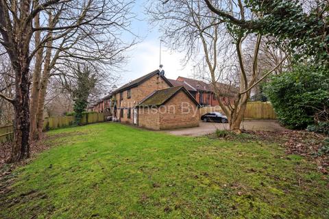 15 Walker Close, London, N11 1AQ