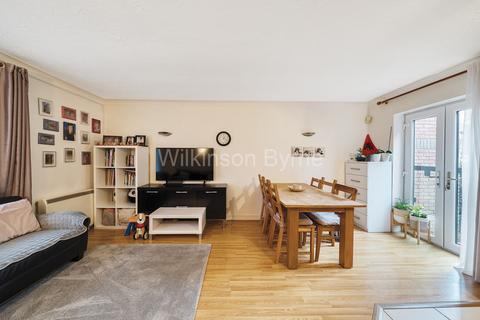 15 Walker Close, London, N11 1AQ