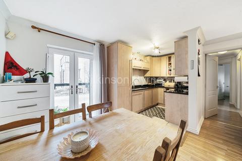 15 Walker Close, London, N11 1AQ