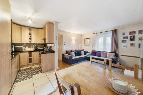 15 Walker Close, London, N11 1AQ