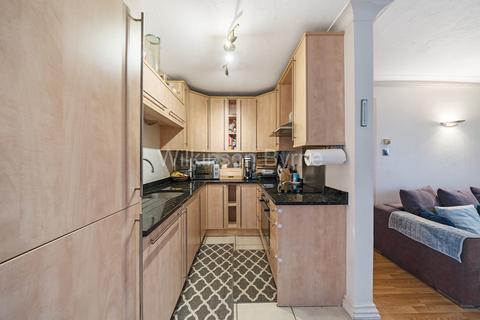 15 Walker Close, London, N11 1AQ