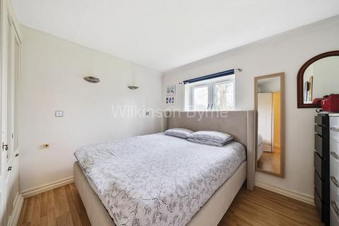 15 Walker Close, London, N11 1AQ