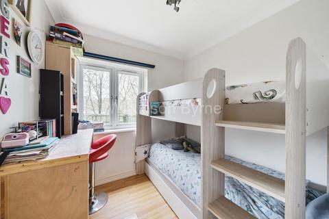 15 Walker Close, London, N11 1AQ