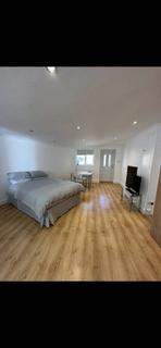 Studio to rent, Huxley Place, London N13