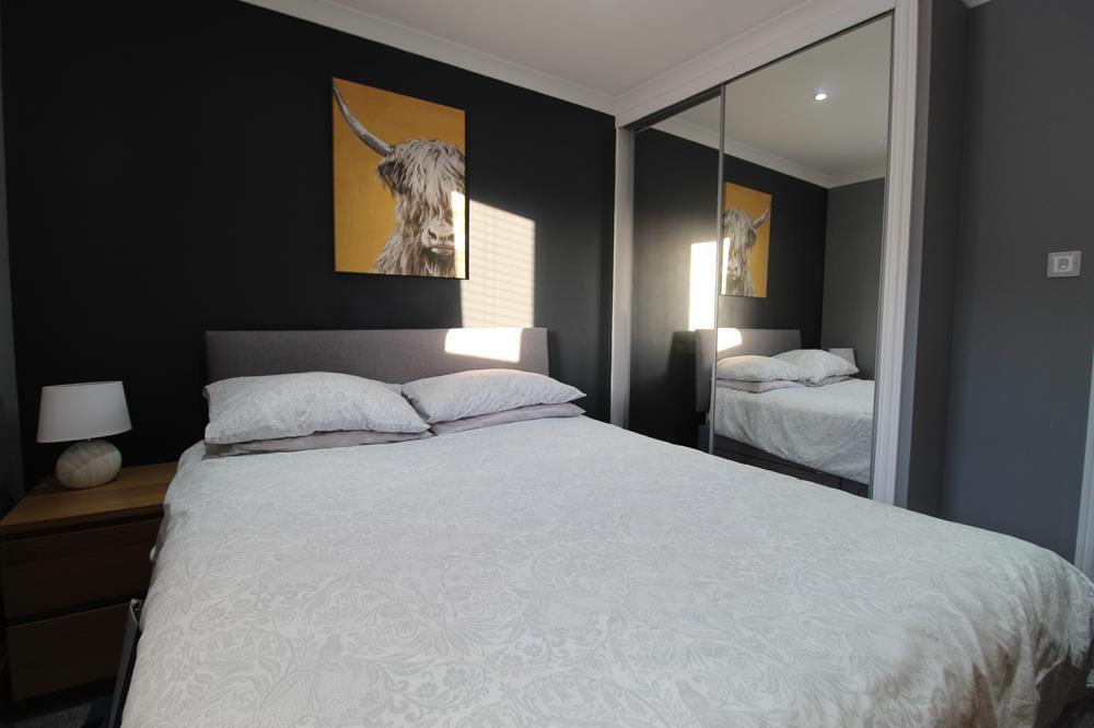 Bedroom 1 photo 2