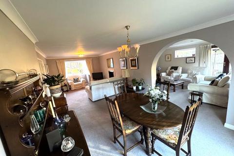 4 bedroom detached house for sale, Finstock Court, South Gosforth