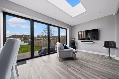 77 Elmstead Gardens, Worcester Park, KT4 7BG