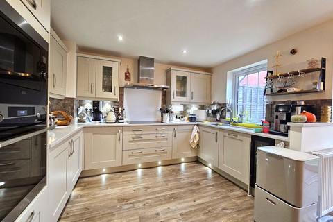 4 bedroom detached house for sale, Nightingale Close, Hardwicke, Gloucester