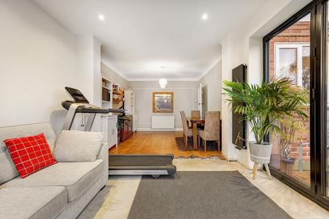4 Southmont Road, Esher, KT10 9BG
