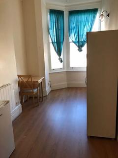 1 bedroom in a flat share to rent, Room to let in Kilburn, Callcot Road