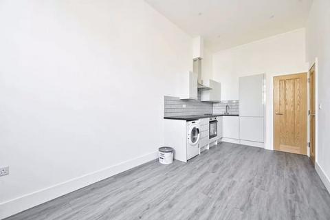 Three Bedroom flat to let in Earls Court