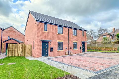 3 bedroom semi-detached house to rent, Broad Oaks Lane, Churwell, Morley, Leeds LS27