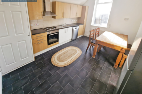 3 bedroom flat to rent, City Road, Roath