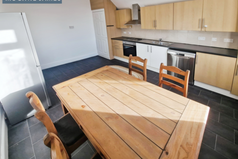 3 bedroom flat to rent, City Road, Roath