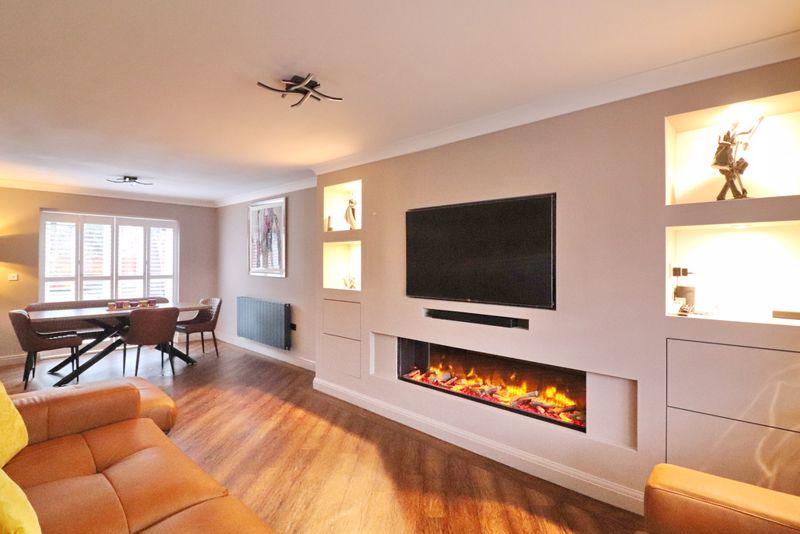 Lounge/Dining Area