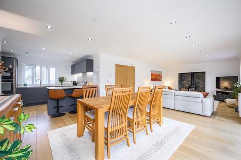 13 The Oaks, Llangattock, Crickhowell, NP8 1QA