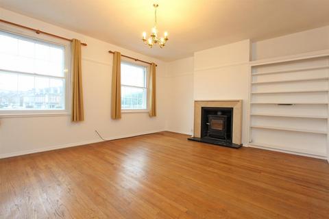 4 bedroom detached house to rent, Brighton Road, Banstead