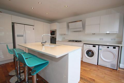 3 bedroom semi-detached house to rent, Eden Park Avenue, Beckenham BR3