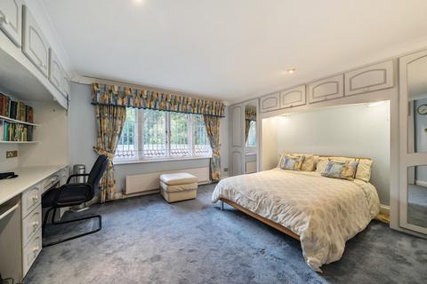 Potters End Potter Street Hill, Pinner, HA5 3YE