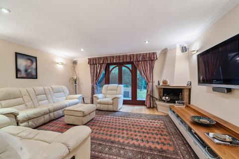 Potters End Potter Street Hill, Pinner, HA5 3YE