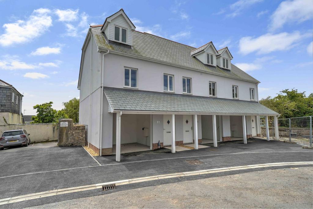Detached house exterior, driveway