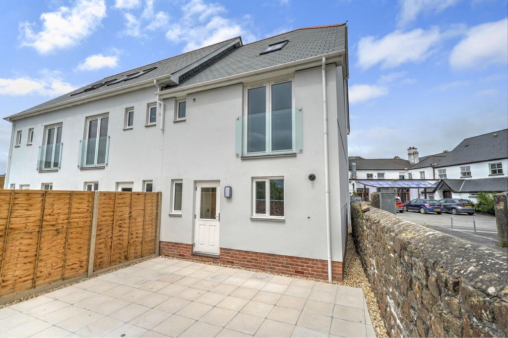Detached house exterior, driveway