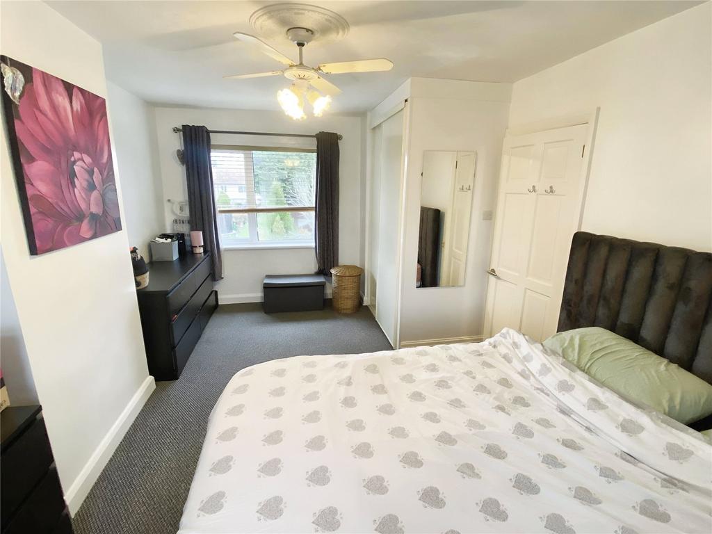Bedroom One Photo 2