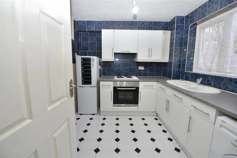 2 bedroom flat for sale, Millhaven Close, Romford RM6