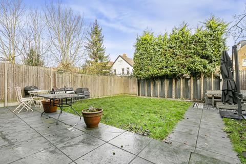 25a Rodney Close, New Malden, KT3 5AA