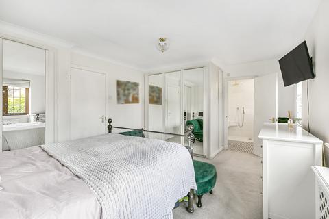 25a Rodney Close, New Malden, KT3 5AA