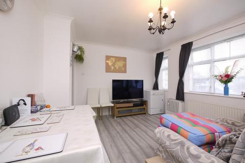 3 bedroom flat for sale, Geddy Court, Hare Hall Lane, Romford, RM2