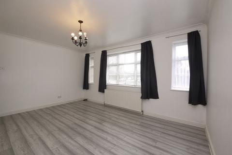 3 bedroom flat for sale, Geddy Court, Hare Hall Lane, Romford, RM2