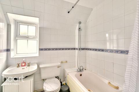 Flat 11, Raphael Court Pettits Lane, Romford, RM1 4SE