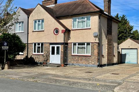 4 bedroom semi-detached house to rent, Cedric Avenue, Romford, RM1