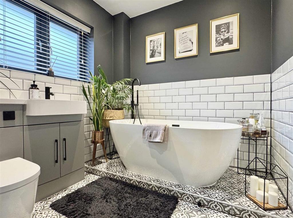 Family Bathroom b.jpg