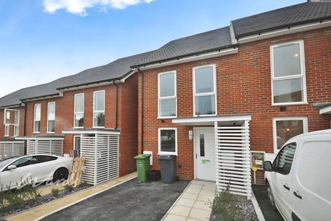 4 bedroom semi-detached house to rent, Oakes Crescent Dartford DA1