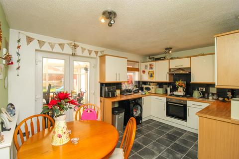 3 bedroom semi-detached house for sale, Holly Mede, Ossett WF5