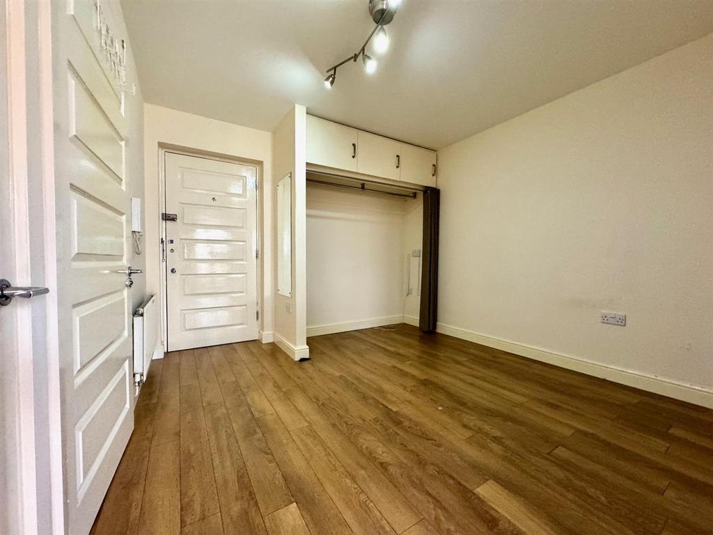 Bedroom 1.jpg