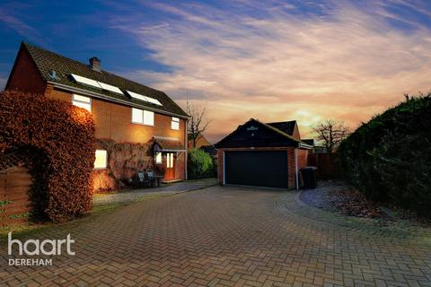 4 bedroom detached house for sale, Fakenham Road, Beetley