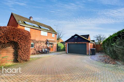 4 bedroom detached house for sale, Fakenham Road, Beetley