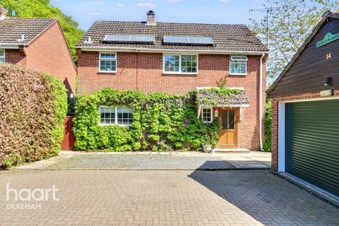 4 bedroom detached house for sale, Fakenham Road, Beetley